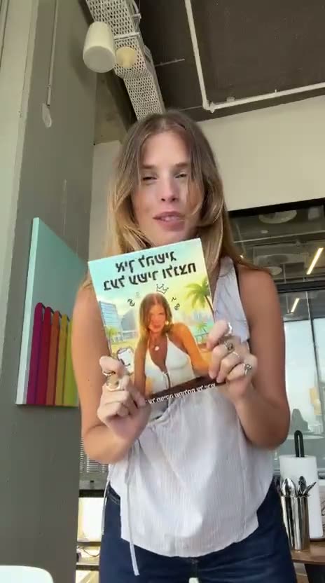 חברות שלי החליטו לצחוק עליי ולעשות ספר עליי ועל החיים שלי. את האמת זה מגניב ממש ועפתי על זה כאילו הייתי בשוק שהם עשו דבר כזה והם יודעים הכל עליי, ממש נהנייתי לקבל את זה.