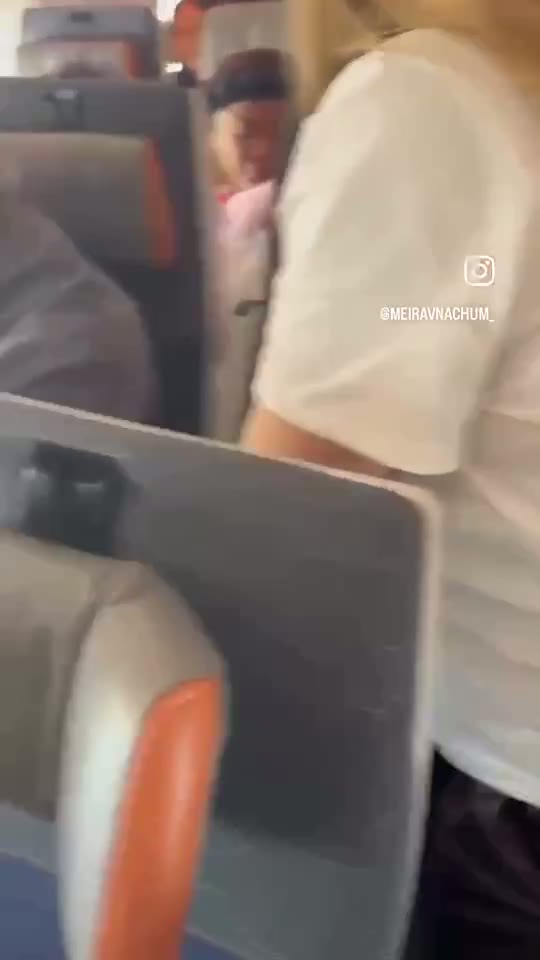 עלינו על טיסה וברגע שהמטוס המריא הוצאתי מהתיק את הספר והוא היה בהלם ולא הבין בהתחלה מה זה הספר הזה